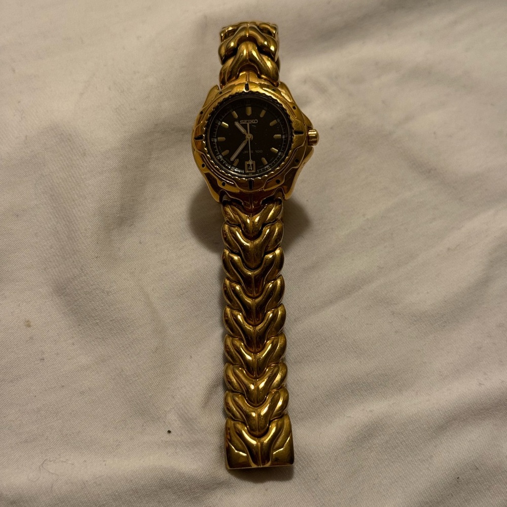 Vintage Women’s Sport 100 Seiko Gold Tone Watch with Black Dial